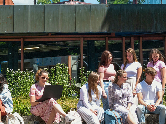 Studierende vor dem Naturwissenschaftliches Zentrum der Pädagogischen Hochschule Weingarten
